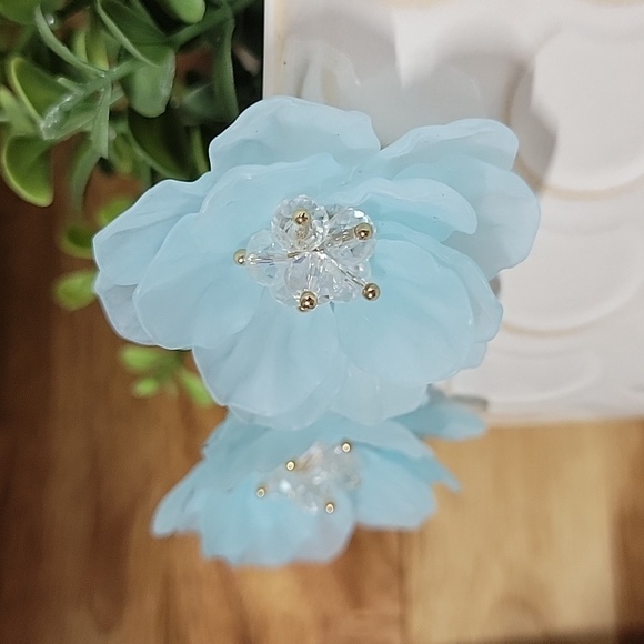 🔥LAST PAIR🔥 Sculptural Flower Statement Earrings - Picture 1 of 9